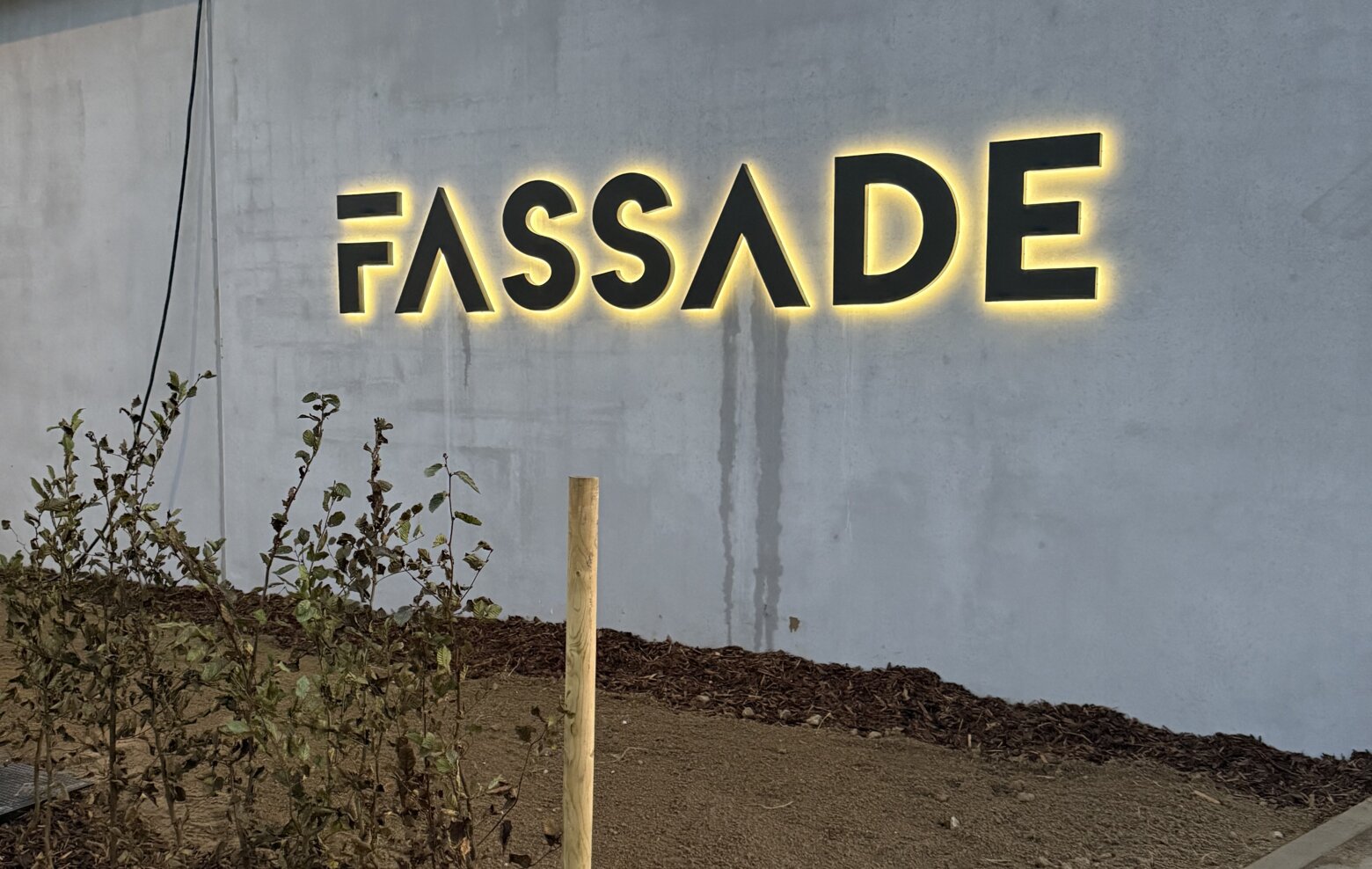 Indirect verlichte doosletters | Fassade
