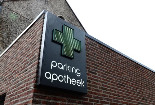 Apothekerskruis verwerkt in lichtkast