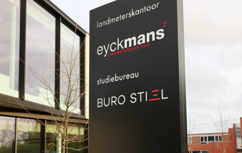 Reclametotem met adres